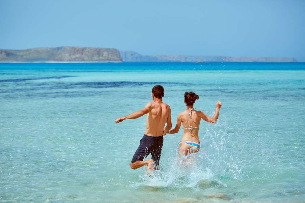 Coppia felice in spiaggia a Creta, Grecia